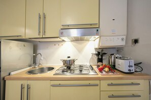 Fridge, stovetop, coffee/tea maker, electric kettle