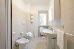 Standard Apartment, 1 Bedroom, Beachside (Casa Dolce Casa Stresa 50m from lake) | Bilik Mandi | Pancuran mandi, pengering rambut, bidet, tuala disediakan