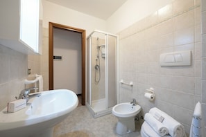 Standard Apartment, 1 Bedroom, Beachside (Casa Dolce Casa Stresa 50m from lake) | Bathroom