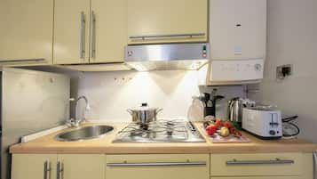 Standaard appartement, meerdere slaapkamers, langs het strand (Casa Dolce Casa Stresa 50m from lake) | Privékeuken | Een koelkast, een kookplaat, een koffiezetapparaat/waterkoker