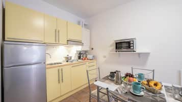 Fridge, stovetop, coffee/tea maker, electric kettle