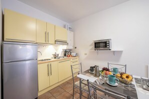 Fridge, stovetop, coffee/tea maker, electric kettle - Casa Dolce Casa Stresa 50m From Lake (Stresa)