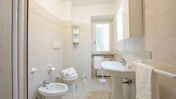 Douche, sĂšche-cheveux, bidet, serviettes fournies