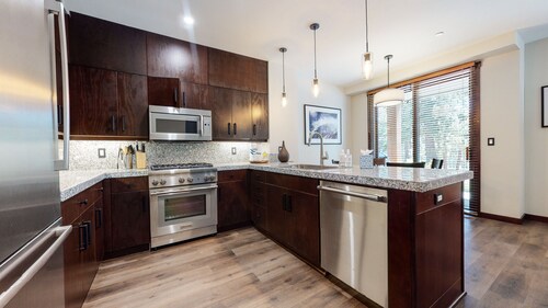 Lavish Modern Home Near Eagle Lodge, W/D, Covered Parking, On-Site Hot Tub