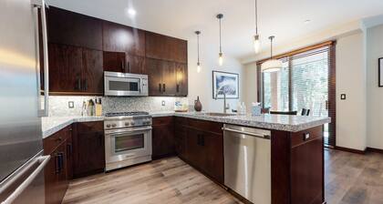 Lavish Modern Home Near Eagle Lodge, W/D, Covered Parking, On-Site Hot Tub