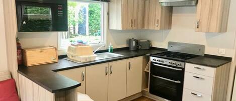 ثلاجة، ميكروويف، فرن، غلّاية كهربائية