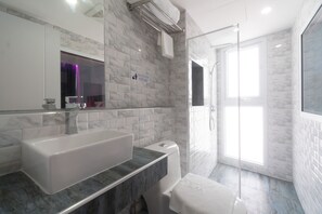 Standard Double Room | Bathroom | Shower, rainfall showerhead, free toiletries, hair dryer