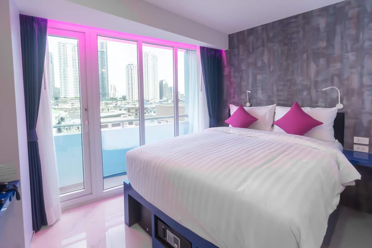 Premium bedding, down duvets, minibar, in-room safe