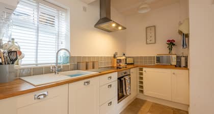 Stunning courtyard cottage set back from the River Coquet. With castle views.