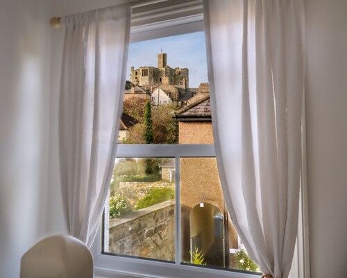 Stunning courtyard cottage set back from the River Coquet. With castle views.