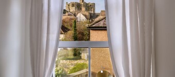 Stunning courtyard cottage set back from the River Coquet. With castle views.