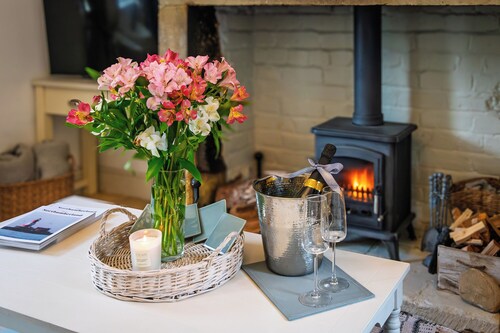 Stunning courtyard cottage set back from the River Coquet. With castle views.