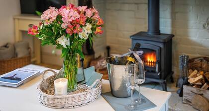 Stunning courtyard cottage set back from the River Coquet. With castle views.