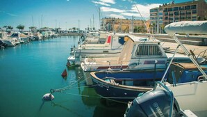A marina with boats docked, a clear sky, and buildings in the background. - House 14 pers Heated pool center Valras-Plage (Valras-Plage)