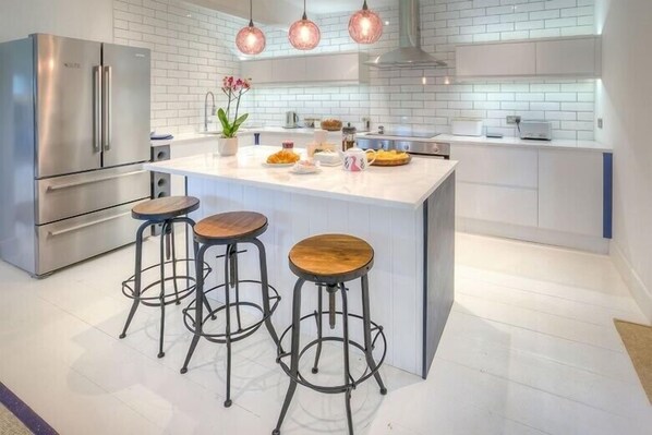 Cottage | Bếp riêng | Máy rửa bát, dụng cụ nấu nướng/bát dĩa/dao nĩa