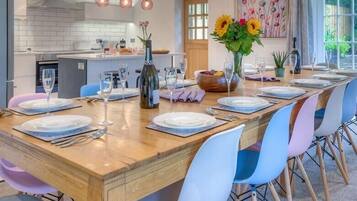 Cottage | Private kitchen | Microwave, dishwasher, cookware/dishes/utensils