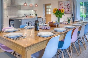 Cottage | Private kitchen | Microwave, dishwasher, cookware/dishes/utensils - The Coach House (Pwllheli)