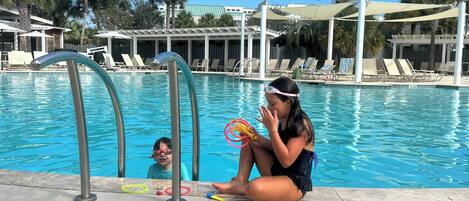Una piscina techada, una piscina al aire libre
