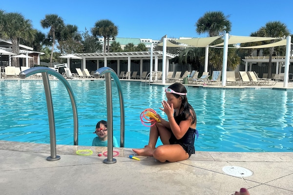 Een binnenzwembad en een buitenzwembad