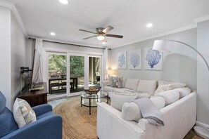 智能电视、DVD 播放器、乒乓球、书