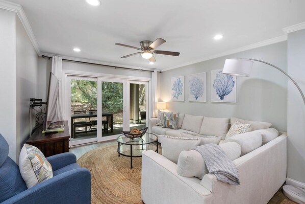 Téléviseur connecté, lecteur de DVD, table de ping-pong, livres