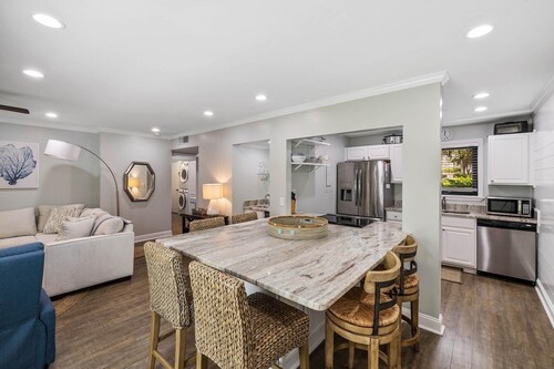 Beach 2BR Getaway- Bikes, Golf, Pickleball, Tennis & equestrian