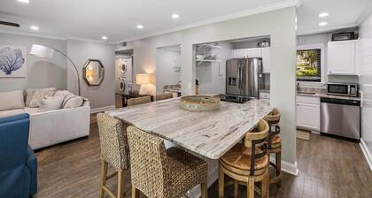 Beach 2BR Getaway- Bikes, Golf, Pickleball, Tennis & equestrian