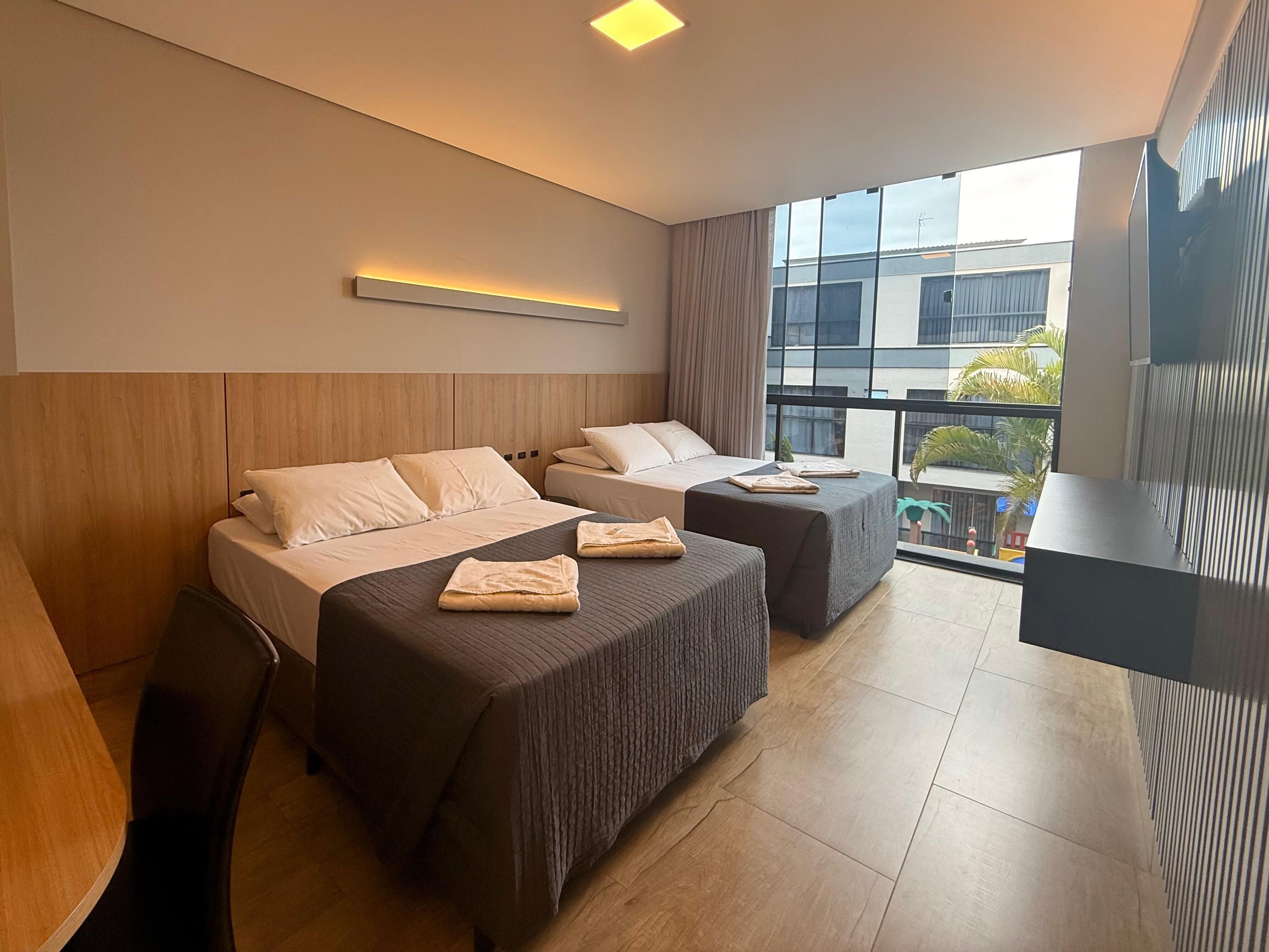 Quarto quádruplo conforto | Frigobar, individualmente decorados, individualmente mobiliados