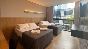 Quarto quádruplo conforto | Frigobar, individualmente decorados, individualmente mobiliados
