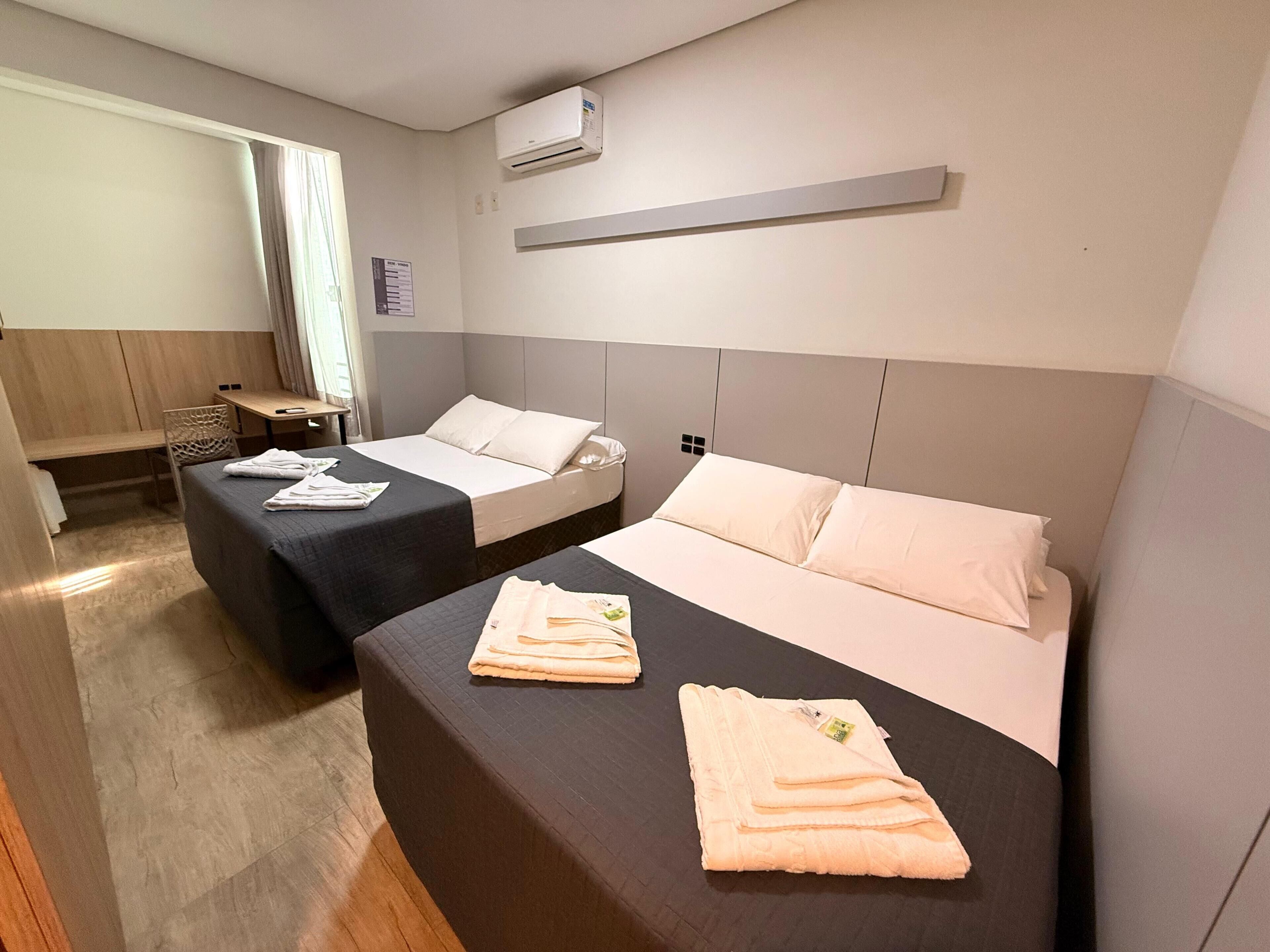 Quarto quádruplo econômico | Frigobar, individualmente decorados, individualmente mobiliados