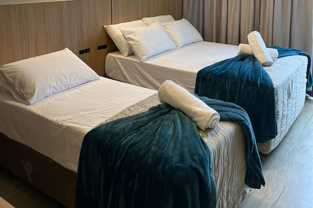 Comfort driepersoonskamer | Een minibar, individueel gedecoreerd, individueel gemeubileerd