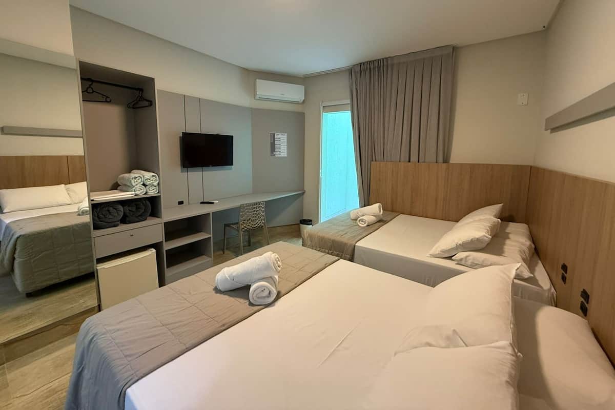 Economy-Vierbettzimmer | Minibar, individuell dekoriert, individuell eingerichtet, Schreibtisch