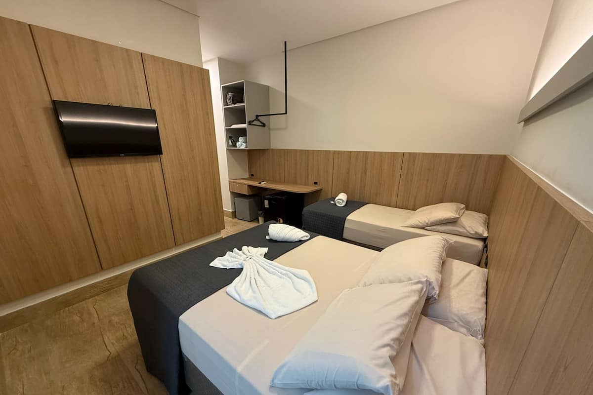 Economy-Dreibettzimmer | Minibar, individuell dekoriert, individuell eingerichtet, Schreibtisch