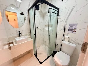 Tremannsrom – comfort | Bad | Dusj, toalettartikler (inkludert), hårføner og håndklær