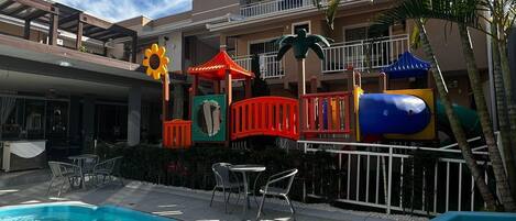 Alberca techada, alberca al aire libre y sombrillas en la alberca