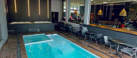 Innendørsbasseng,utendørsbasseng, bassengparasoller og solsenger