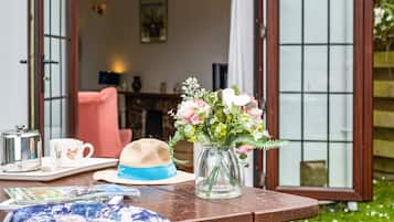 Cottage | Private kitchen | Dishwasher, cookware/dishes/utensils