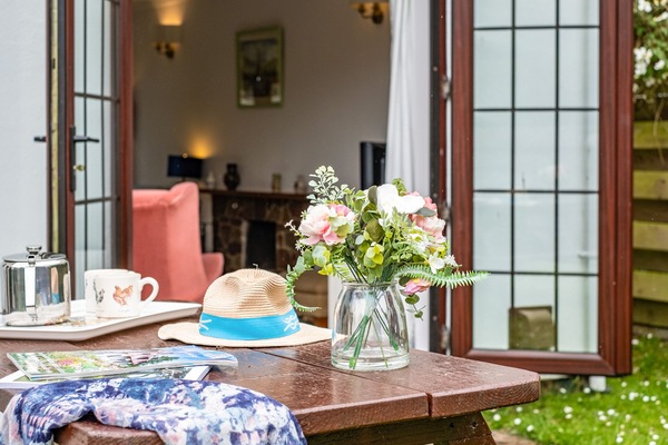 Cottage | Private kitchen | Dishwasher, cookware/dishes/utensils