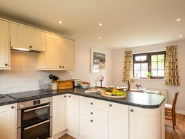 Cottage | Private kitchen | Dishwasher, cookware/dishes/utensils