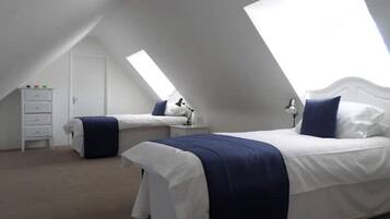 4 chambres, bureau, fer et planche Ă repasser, lit parapluie