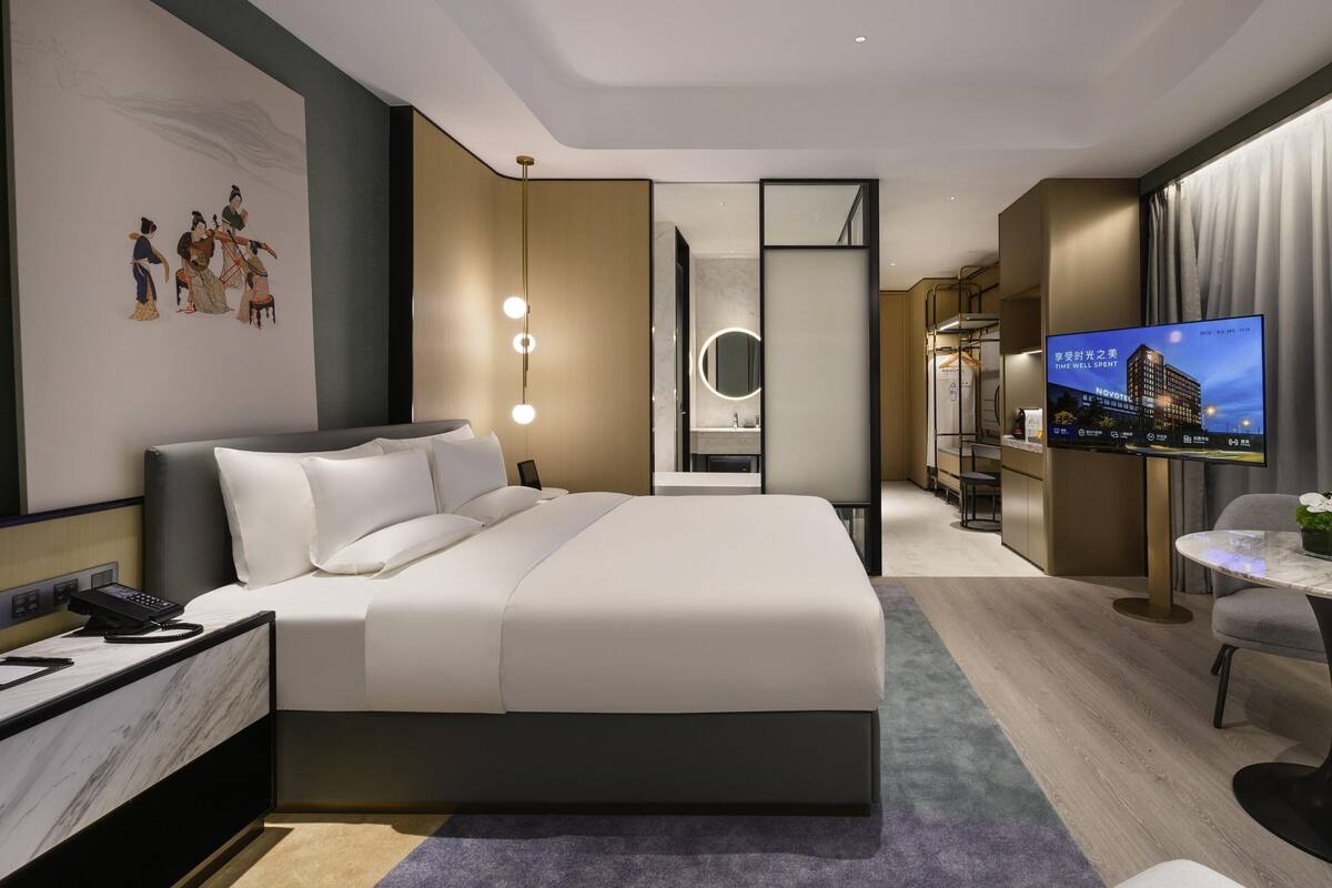 1 bedroom, premium bedding, minibar, in-room safe