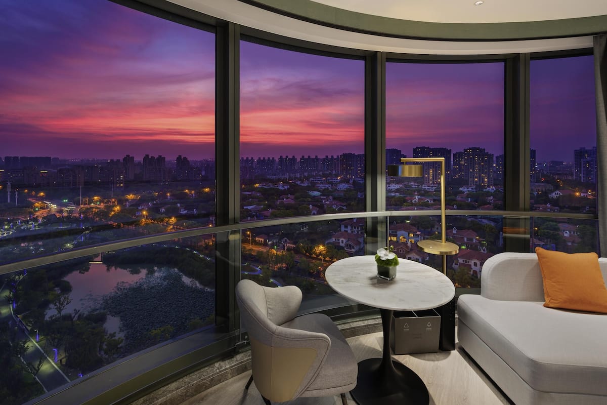 1 bedroom, premium bedding, minibar, in-room safe