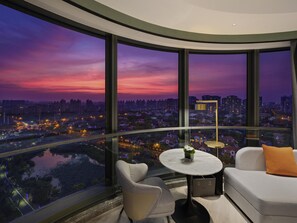 Deluxe Room, 1 King Bed, Lake View | Premium bedding, minibar, in-room safe, soundproofing - Novotel Shanghai Wanyuan (Shanghai)