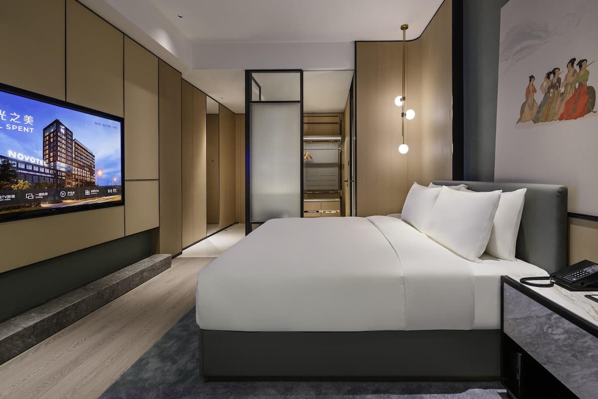 Superior Room, 1 King Bed | Premium bedding, minibar, in-room safe, soundproofing