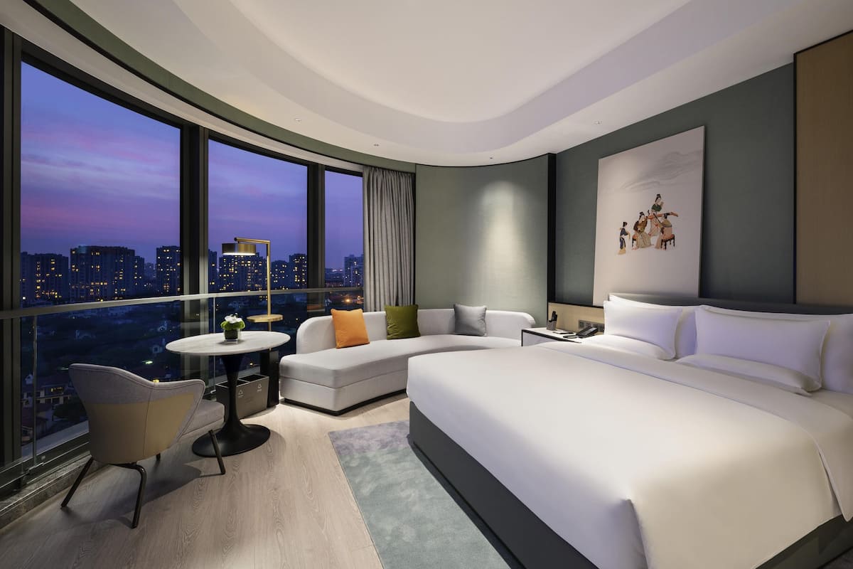 Deluxe Room, 1 King Bed, Lake View | Premium bedding, minibar, in-room safe, soundproofing