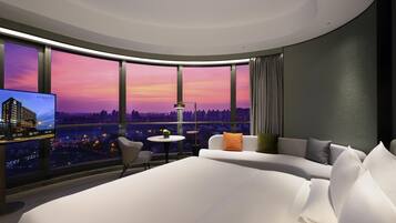 Deluxe-herbergi - 1 stórt tvíbreitt rúm - útsýni yfir vatn | 1 svefnherbergi, rúmföt af bestu gerð, míníbar, öryggishólf í herbergi