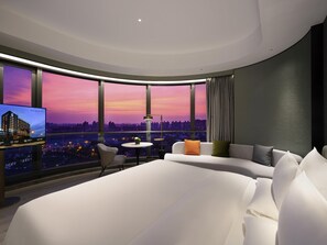 Deluxe Room, 1 King Bed, Lake View | Premium bedding, minibar, in-room safe, soundproofing - Novotel Shanghai Wanyuan (Shanghai)