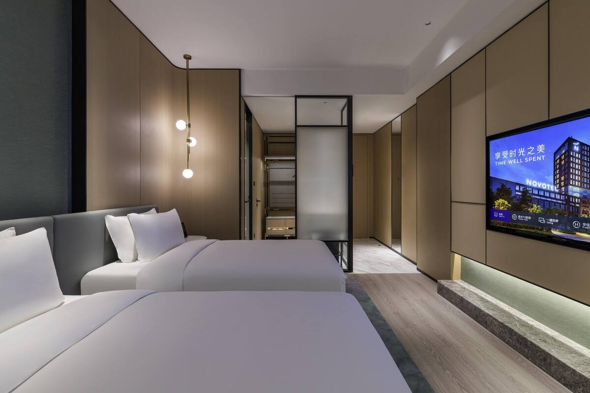1 bedroom, premium bedding, minibar, in-room safe