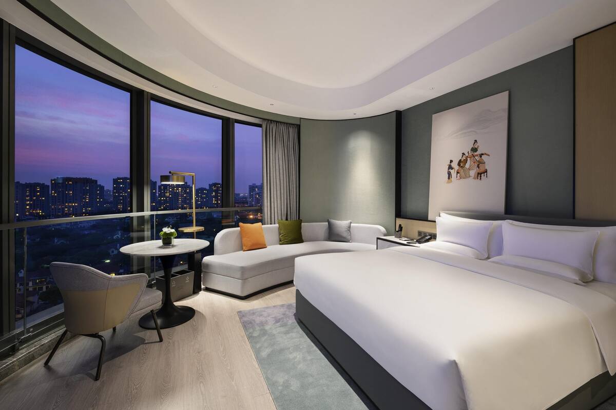 ห้องดีลักซ์, เตียงคิงไซส์ 1 เตียง, วิวทะเลสาบ | เครื่องนอนระดับพรีเมียม, มินิบาร์, ตู้นิรภัยในห้องพัก, ห้องเก็บเสียง