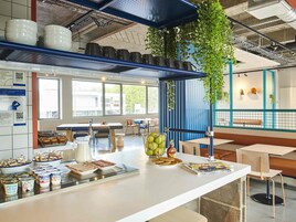 Petit déjeuner en libre-service (9.90 EUR par personne)